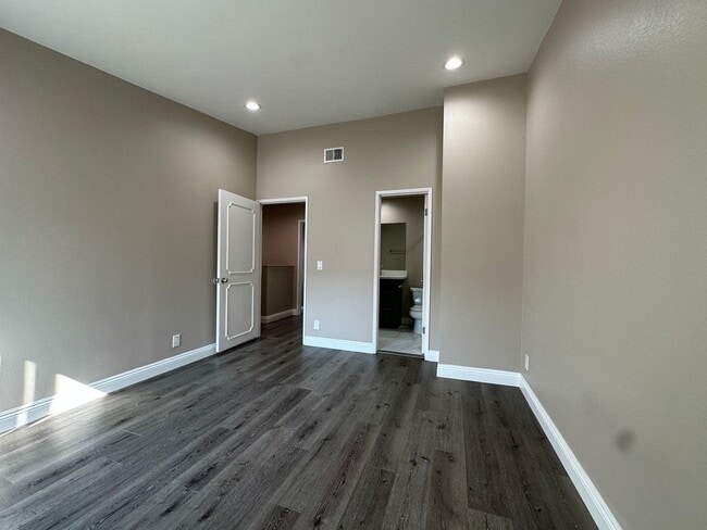 Building Photo - Charming Townhouse in South Coast Metro