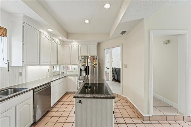 Building Photo - 9420 Blue Jay Way