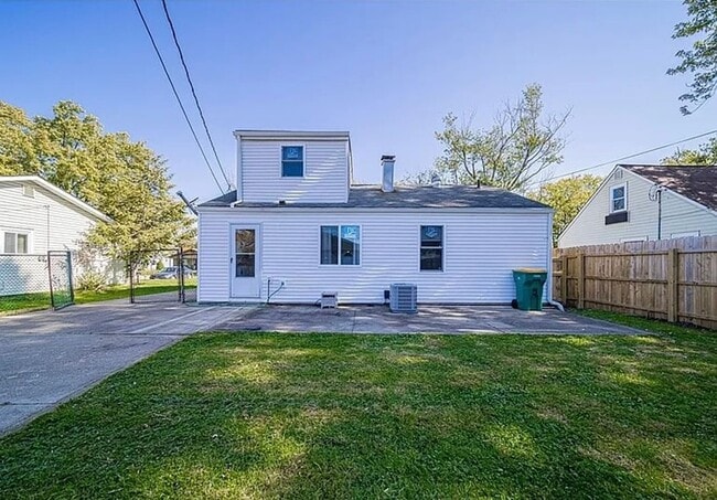 Building Photo - Charming Cape Cod - Move In Ready