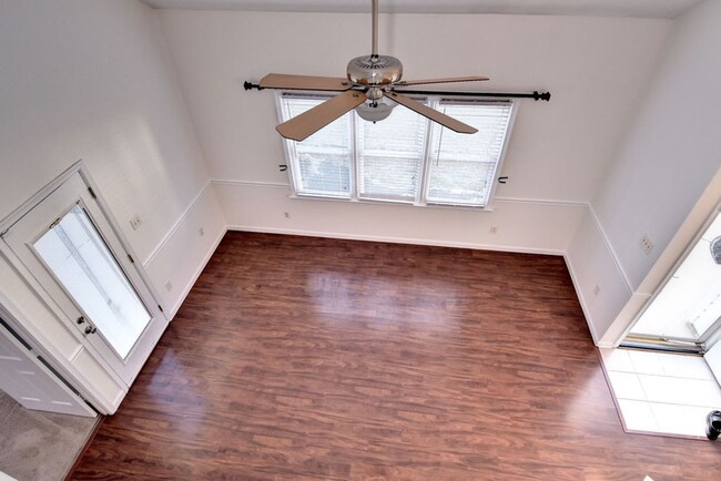 Building Photo - Convenient and Updated Grafton Townhome