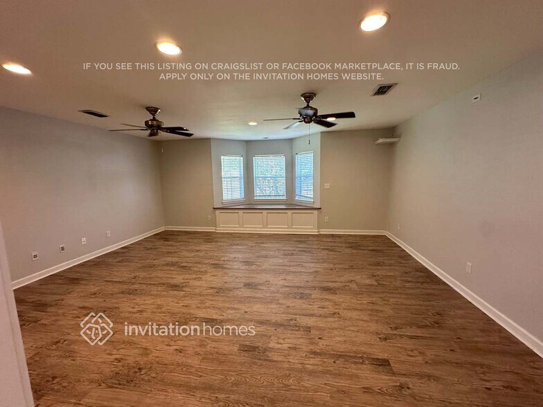 Building Photo - 705 Carvell Dr