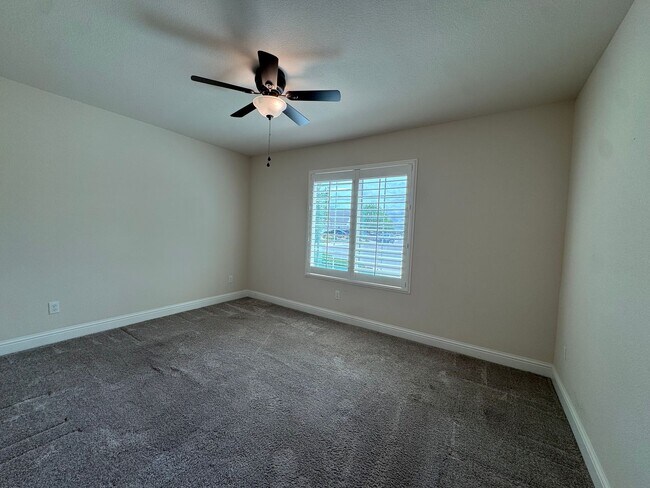 Building Photo - 391 Maclure Ave