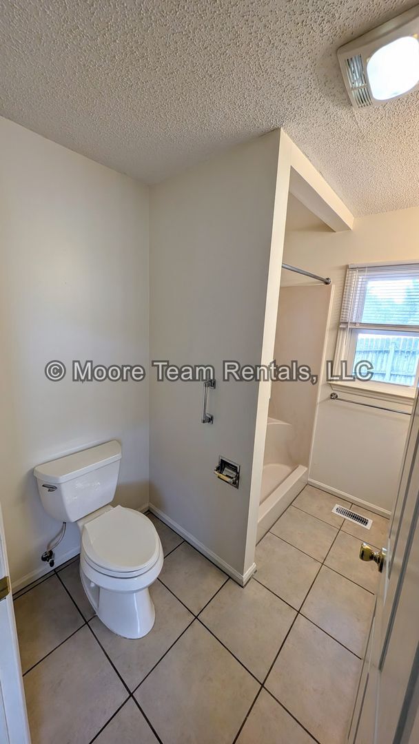 Building Photo - 3 Bed / 2 Bath on 1 Level - Garage, Lawn C...
