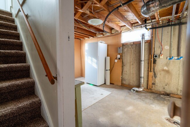 Building Photo - 3 Bed 1.5 Bath Updated Home with Private Fenced Backyard and Mountain Views