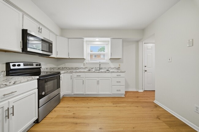 Building Photo - 3321 Rainier Ct
