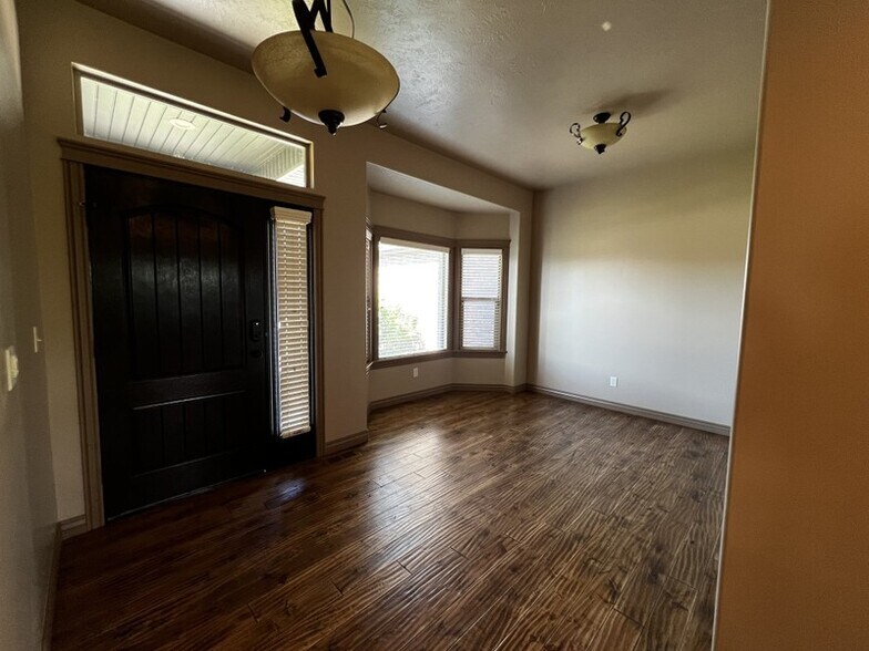 Building Photo - 985 W 8000 S