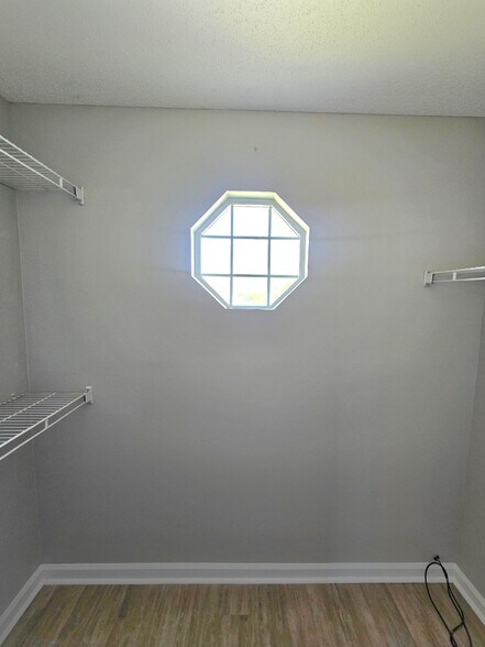 Master closet - 112 W Oak Manor Ct