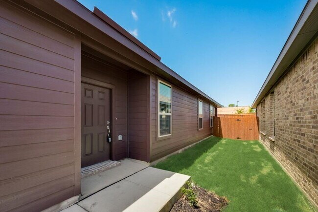 Building Photo - 1002 Pecos St