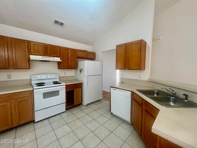 Building Photo - 11 Plainview Dr