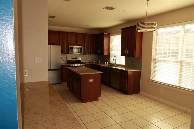 Building Photo - 6307 Lakewood Dr