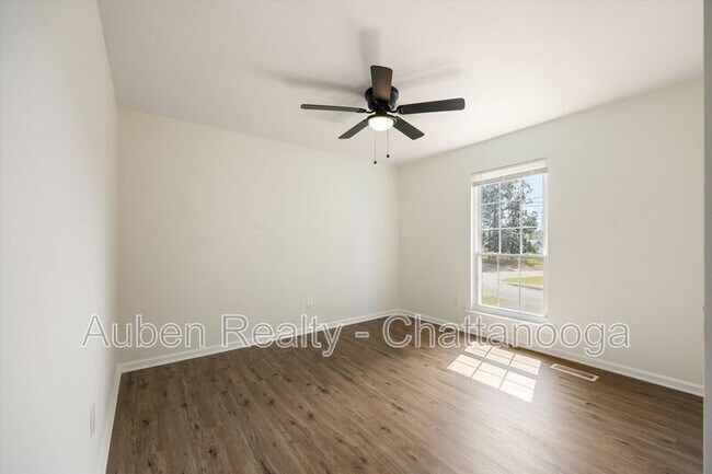 Building Photo - 4015 Shady Oak Dr
