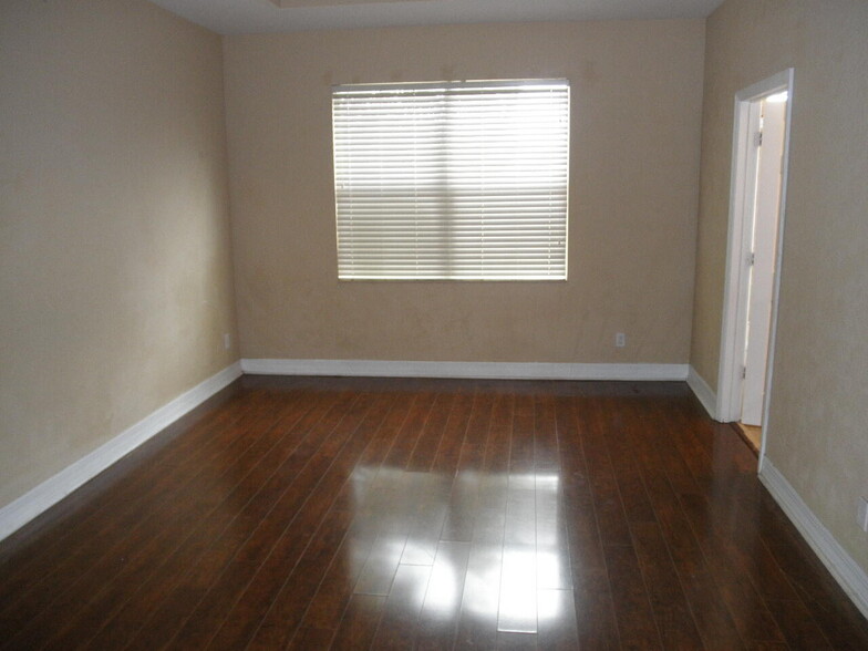 Building Photo - 888 Pipers Cay Dr