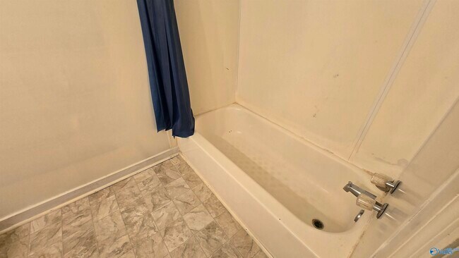 Building Photo - 2206 Glen Iris Cir NW