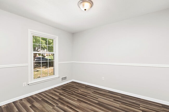 Building Photo - Spacious Overland Park 4 Bedroom Home - Av...