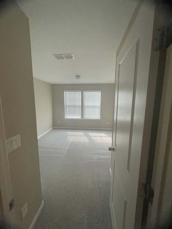 Building Photo - 27 Yeti Ct