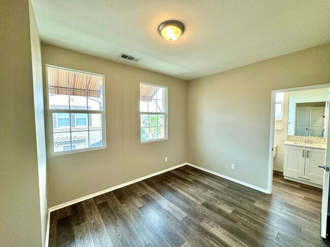 Building Photo - SD: Spacious 4BD/3.5BA Townhome in Oceanside with Community Pool, 2-Car Garage & Covered Balcony