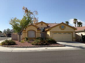 Building Photo - Single story beautiful home on corner, 3br...
