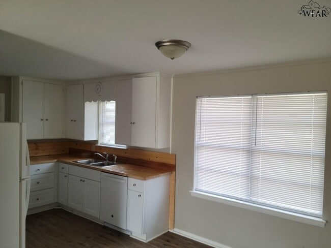 Building Photo - 5031 Lindale Dr