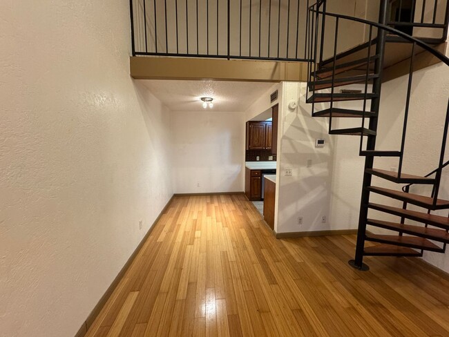 Building Photo - Move -in Special: Cute 2 Bedroom condo (ga...