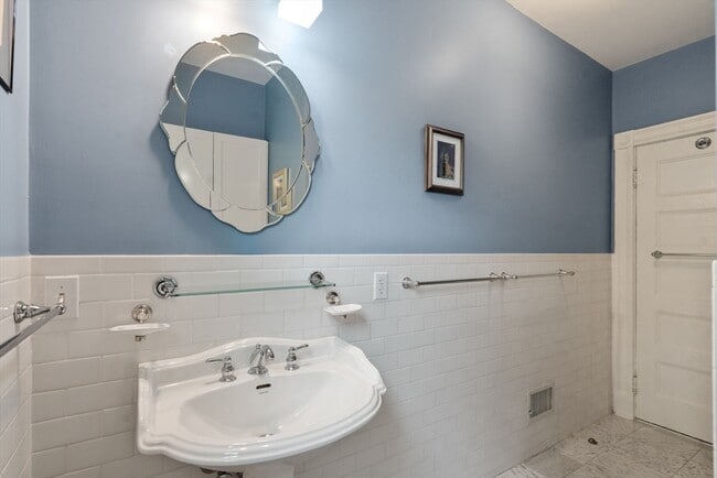 Building Photo - 18 Eaton Ct