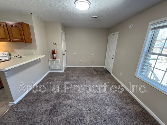 Building Photo - 1909 Cherokee Rd