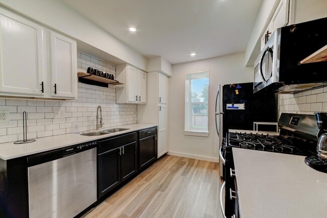 Building Photo - 4405 Button Bend Cir
