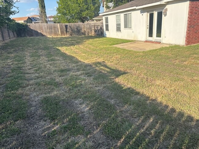 Building Photo - AVAILABLE NOW!!!