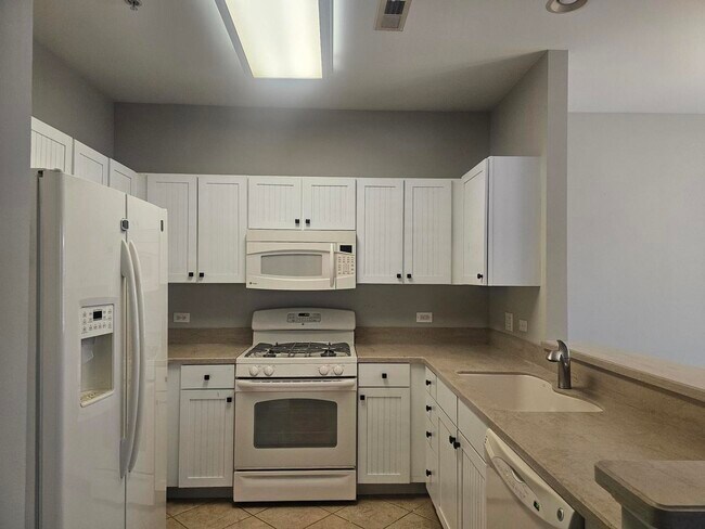 Building Photo - 2305 Aurora Dr