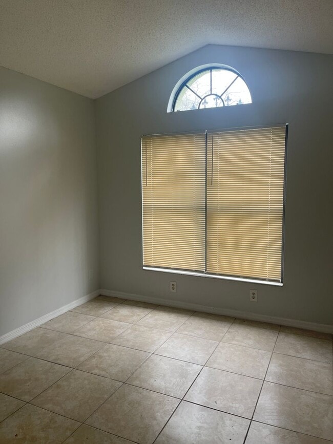 Building Photo - Orlando/Orlovista - For RENT 3 Bedroom, 2 Bathroom, 2 Car Garage