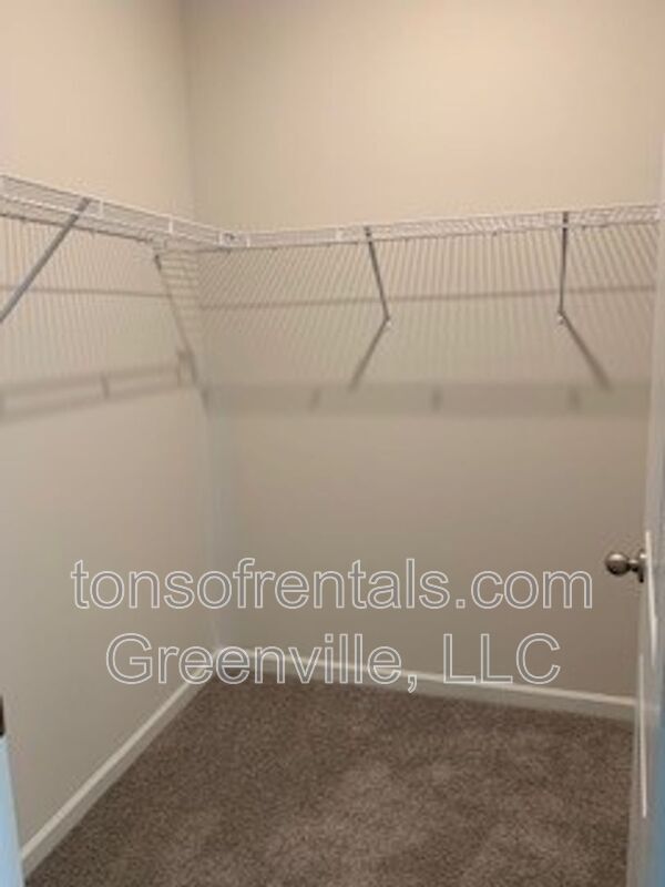 Building Photo - 938 Pineland Dr