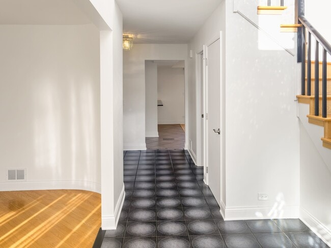 Building Photo - 3320 Lakewood Ct