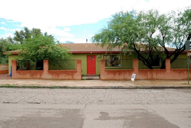 Building Photo - Modern 4 Bed 5 Bath Near UofA – Private Baths & Off-Street Parking