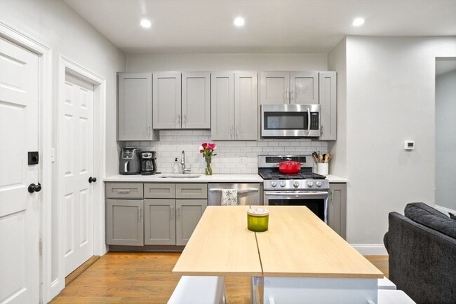 Building Photo - 17 Howes St
