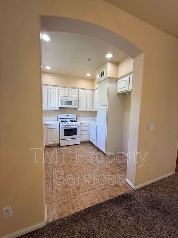 Building Photo - 595 Ave of Flags