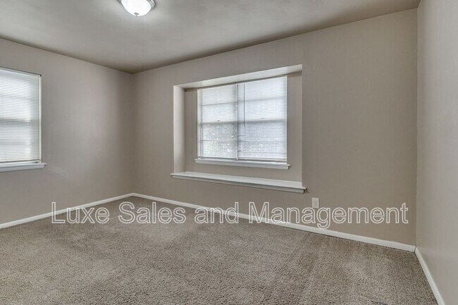 Building Photo - 3005 SW 52nd Pl