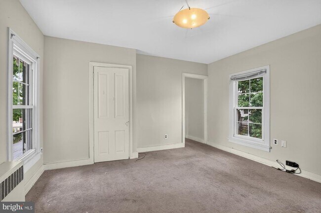 Building Photo - 350 Green Ln