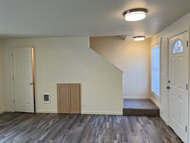 Building Photo - Updated 3 bedroom 1.5 bath duplex!