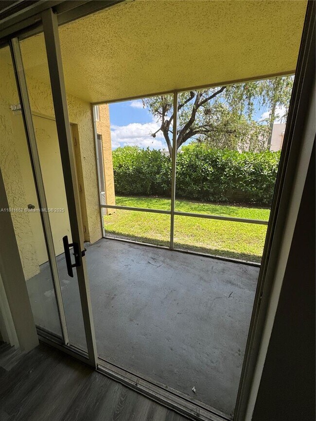 Building Photo - 905 Coral Club Dr