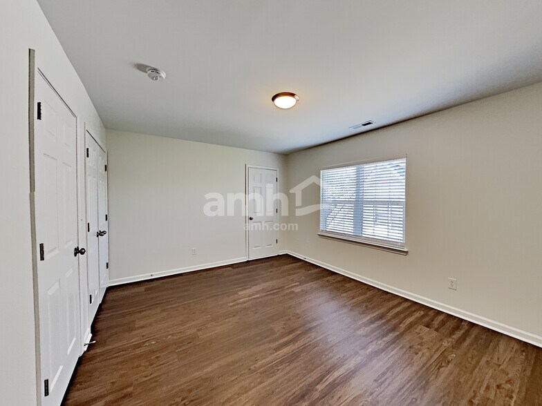 Building Photo - 2425 Coneflower Dr