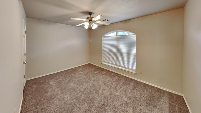 Building Photo - Very Nice 3 Bedroom 2 Bath Home in Mustang Schools