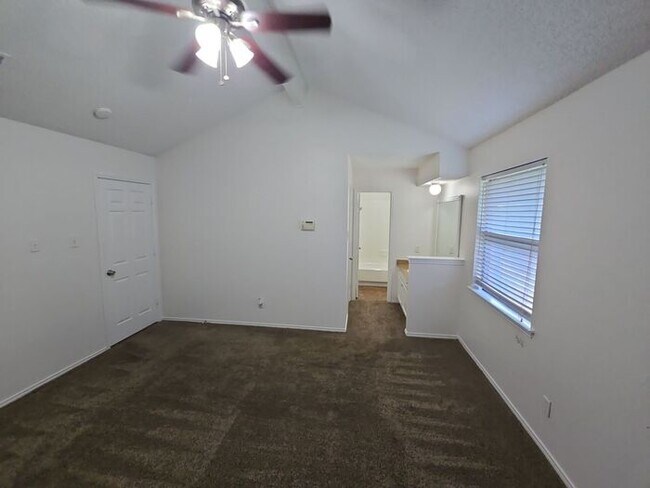Building Photo - ***Charming Fort Worth 4 Bed 2 Bath w/ Gar...