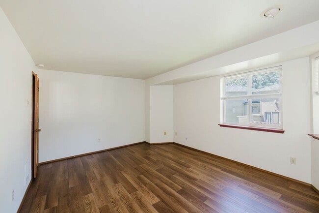 Building Photo - Desireable End Unit, Bremerton Triplex - A...