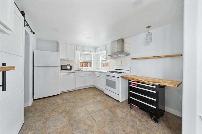 Building Photo - 303 Welch St