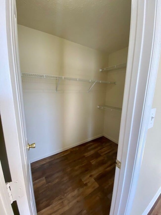 Building Photo - Gorgeous 3 Bedroom Townhome!