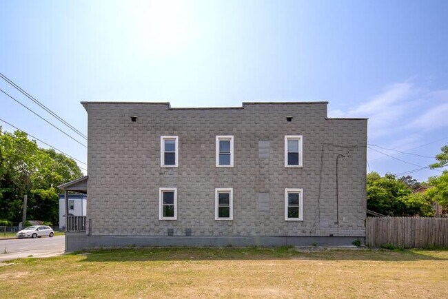 Building Photo - 2433 Broadway