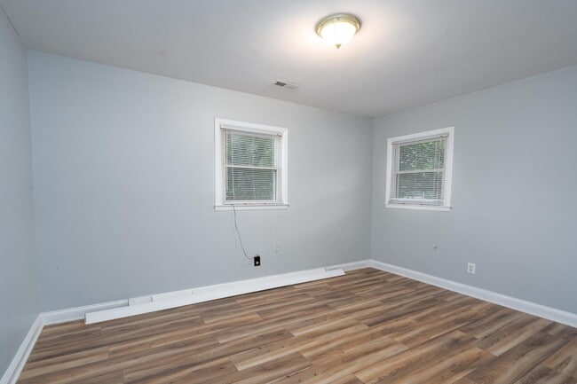 Building Photo - 113 Crestview Dr