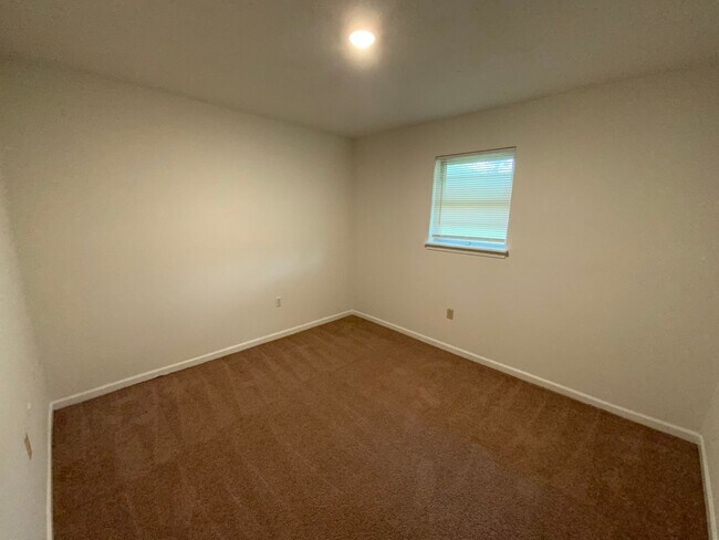 Building Photo - 3 Bedroom/1.5 bathroom Duplex