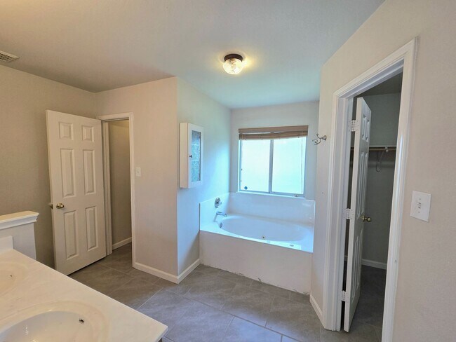 Building Photo - BEAUTIFUL AND SPACIOUS HOME