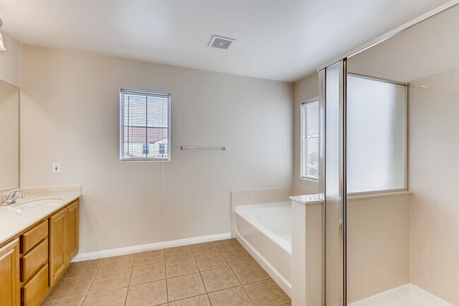 Building Photo - Beautiful 3 bedroom, 2.5 bath 2 story home!