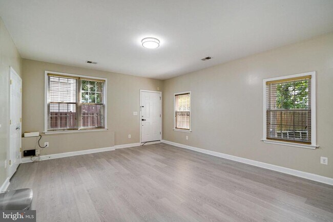 Building Photo - 2056 Shirlington Rd